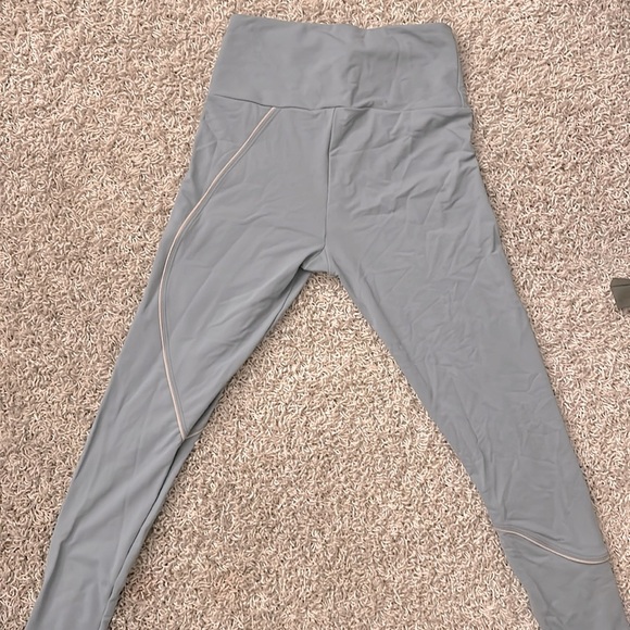 ONZIE Workout Set - Picture 4 of 10